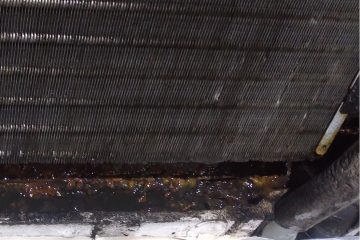 工場内に設置している床置型エアコンから水漏れ
