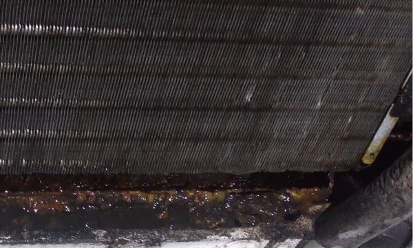 工場内に設置している床置型エアコンから水漏れ